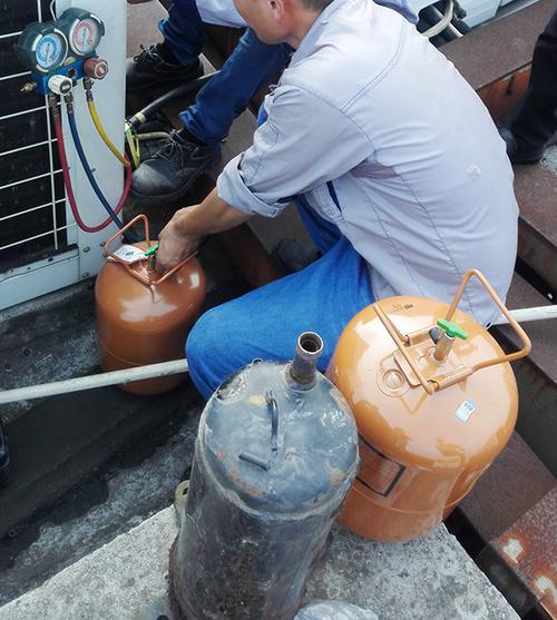 怎样给空调加氟